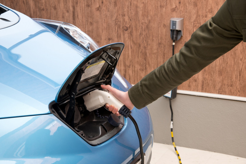EVカーコンセント：プラグインハイブリット、EV自動車のプラグを、コンセントに接続すれば自宅で充電可能です。