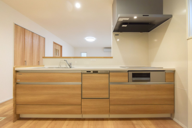 【キッチン】間口2550mmの広々キッチン。IHクッキングヒーターとビルトイン食洗機が家事をサポートいたします。