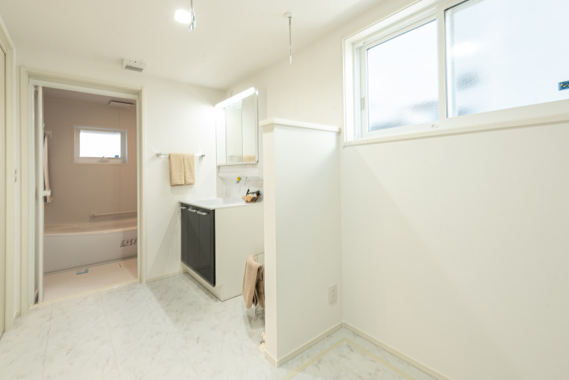 ﾕｰﾃｨﾘﾃｨ：脱衣室も兼ねた空間で洗う・干すの家事ラク空間です。