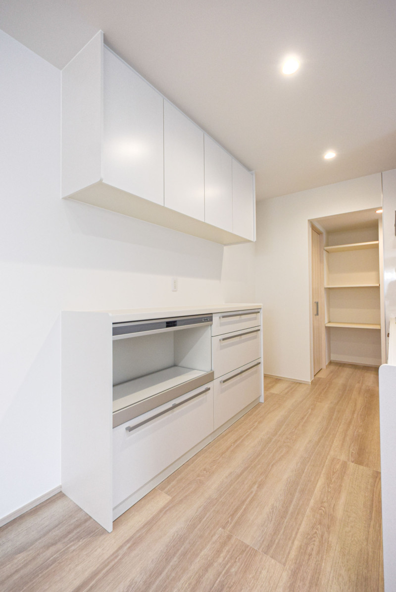 キッチンには食器棚も完備しています。家電専用部分もあり、機能性、収納力共にあります。
